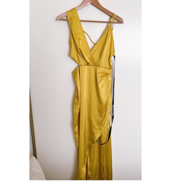 Pretty Little Thing Asymmetric Sleeve Cut Out Split Leg Maxi Dress - Picture 1 of 4